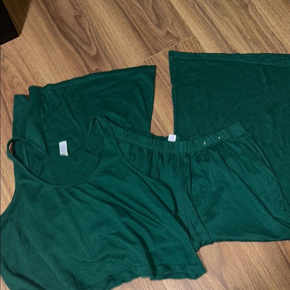 Dark Green Sleeveless Top and Pants Set - Picture 2 of 4